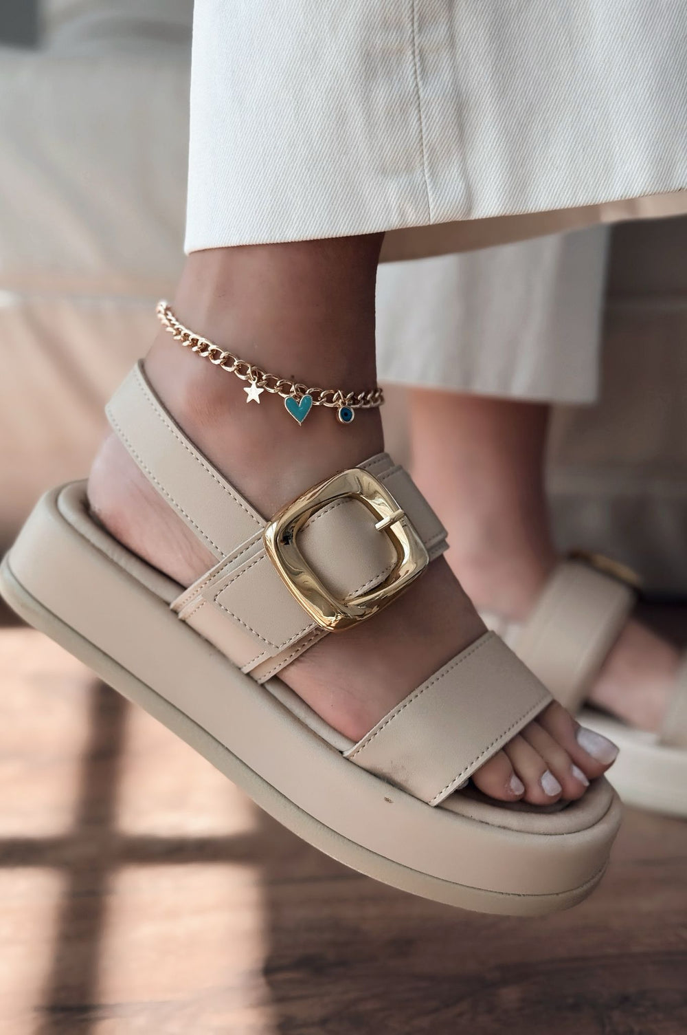 Sowensa Mat Deri Toka Detaylı Kadın Sandalet Bej - ILOVESHOES