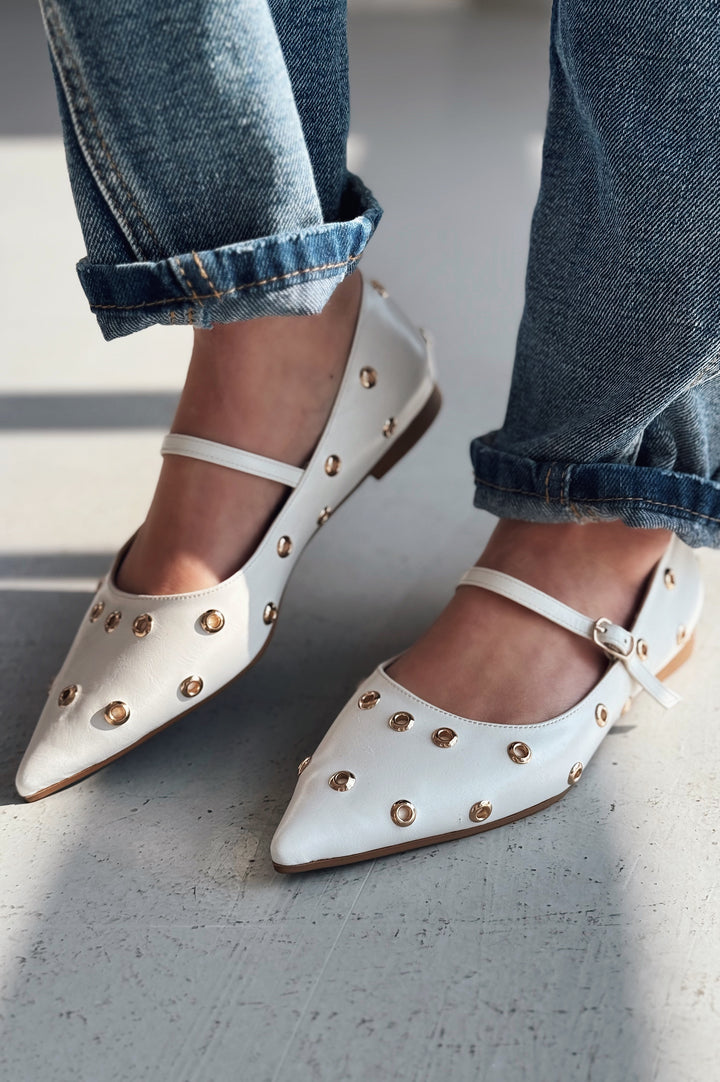 Zelix Matte Stud Detailed White Women's Ballerinas