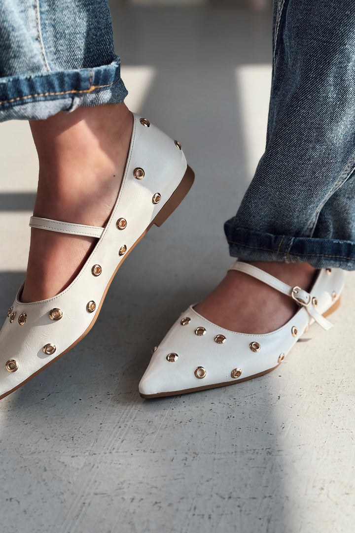 Zelix Matte Stud Detailed White Women's Ballerinas