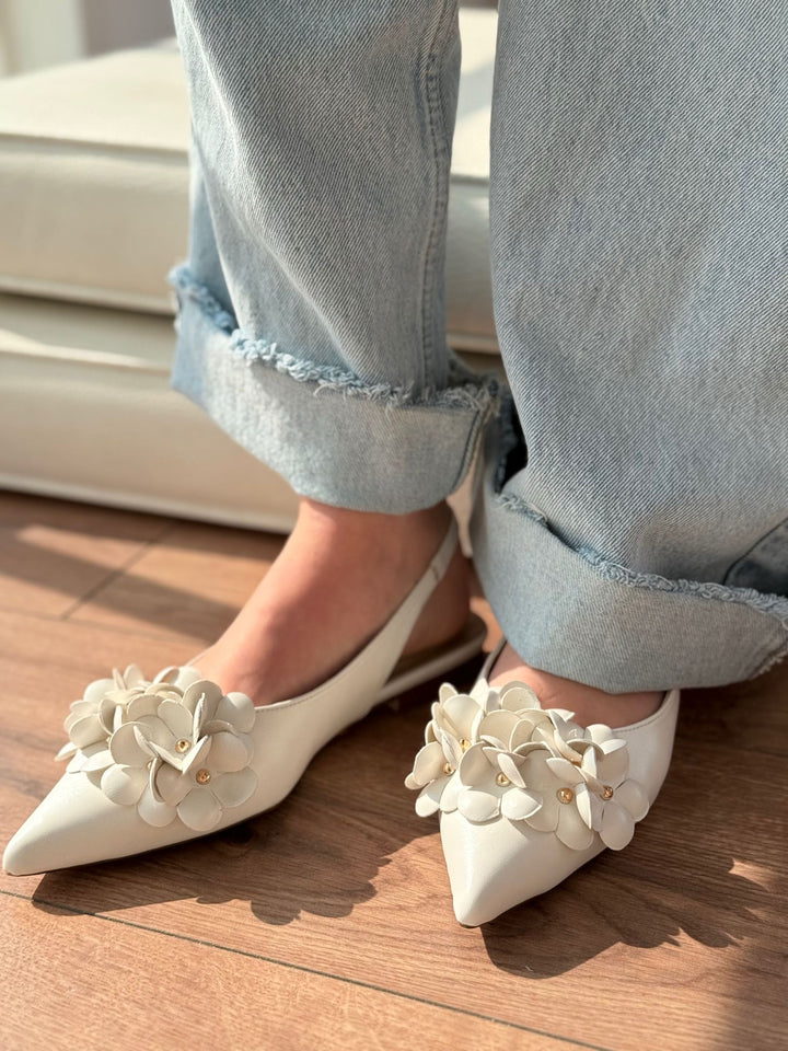 Lavexso Matte Leather Flower Detailed Women's Ballerinas White