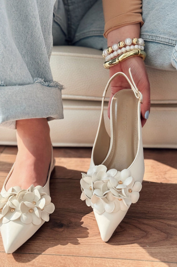 Lavexso Matte Leather Flower Detailed Women's Ballerinas White