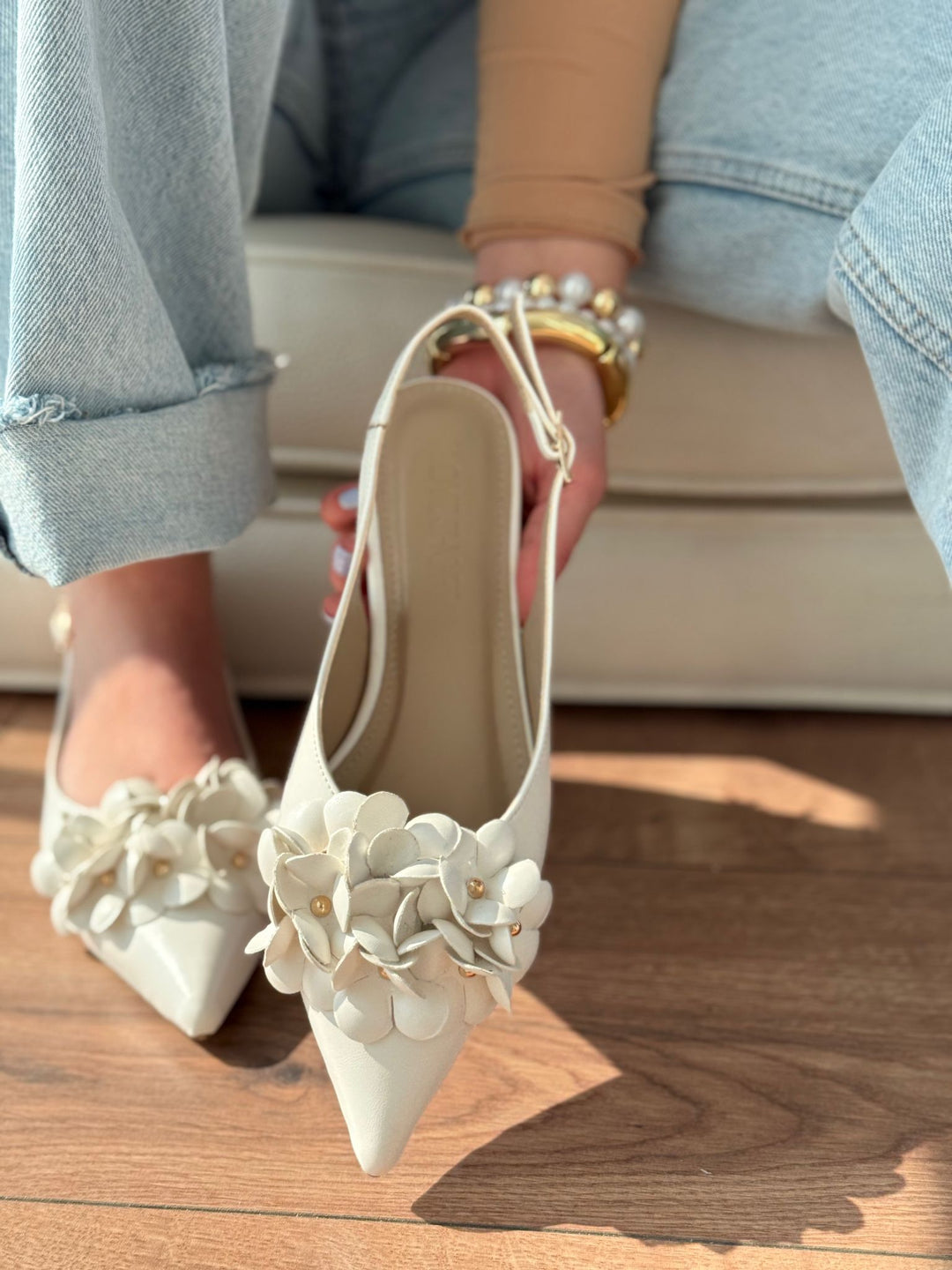 Lavexso Matte Leather Flower Detailed Women's Ballerinas White