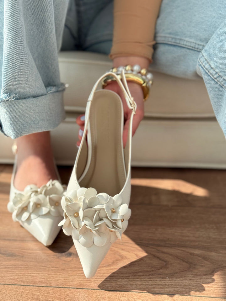 Lavexso Matte Leather Flower Detailed Women's Ballerinas White