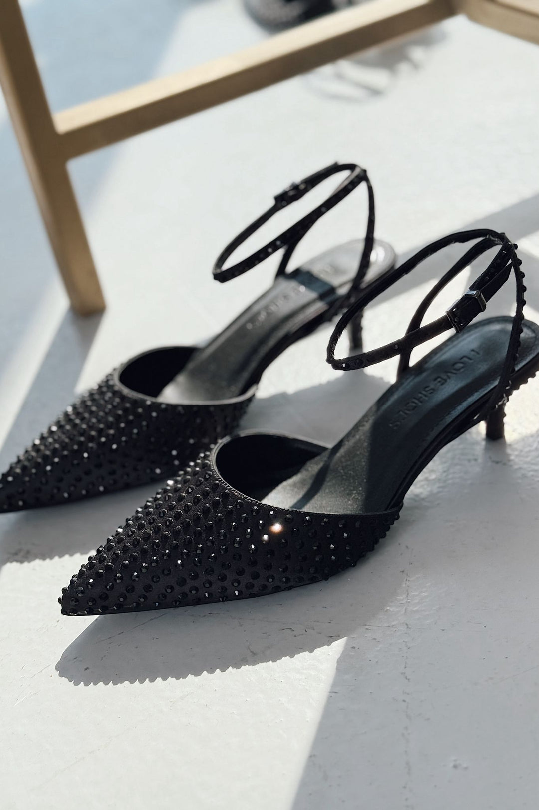 Orynea Saten Siyah Taş Detaylı Kısa Topuklu Kadın Ayakkabı - ILOVESHOES