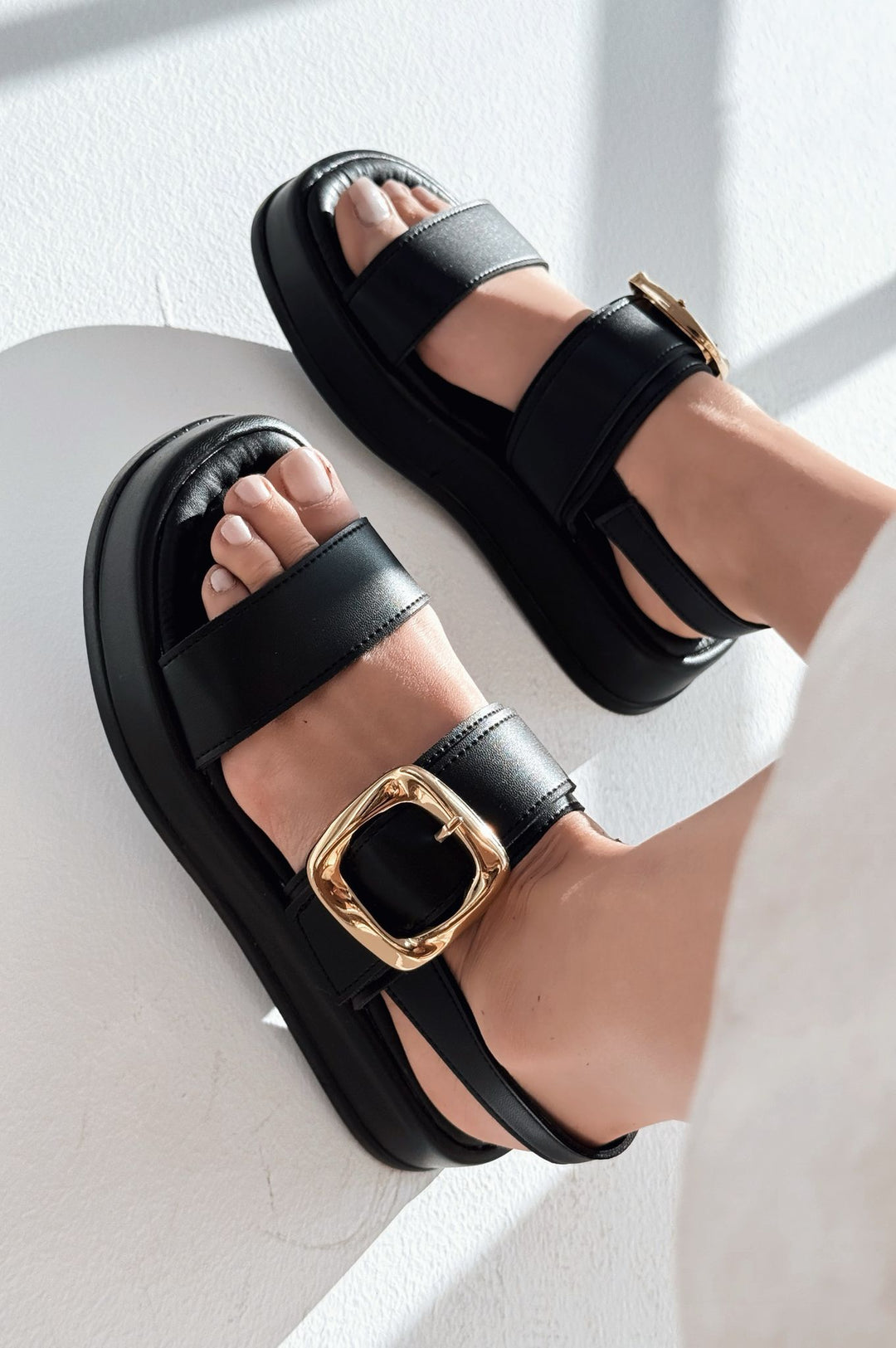 Sowensa Mat Deri Toka Detaylı Kadın Sandalet Siyah - ILOVESHOES