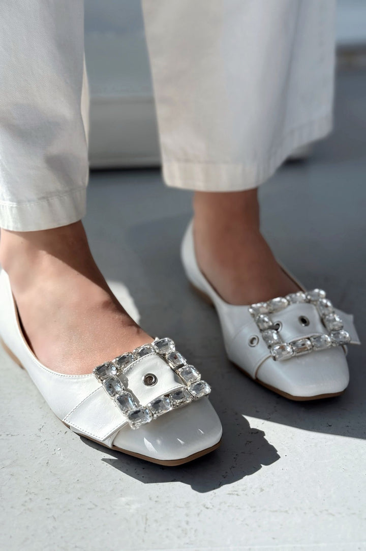Woned Mat Deri Beyaz Taş Detaylı Kadın Babet - ILOVESHOES