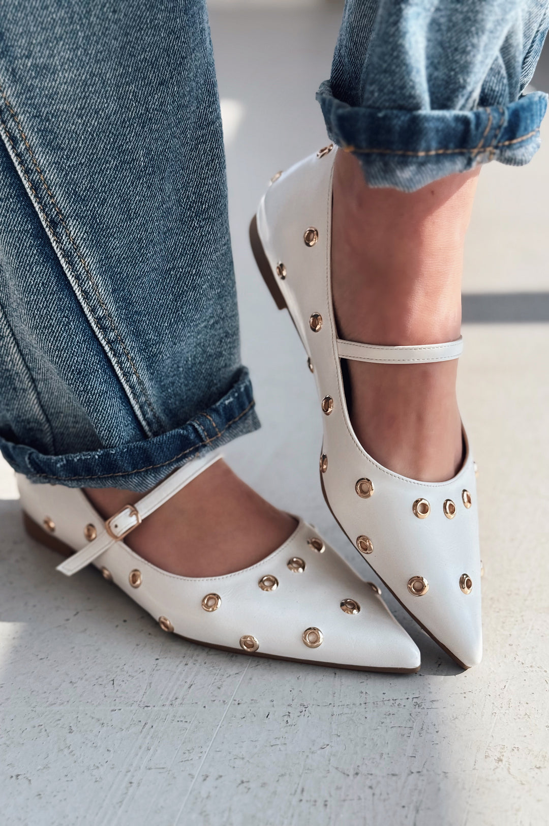 Zelix Matte Stud Detailed White Women's Ballerinas