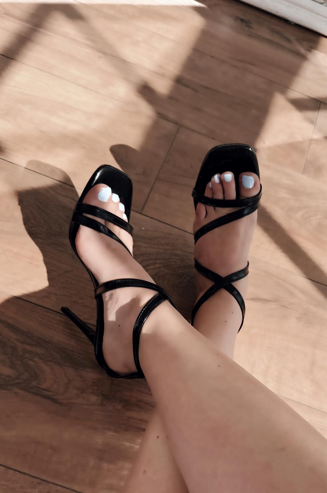Goldexa Parlak Deri Siyah Çapraz Bant Detaylı Topuklu Ayakkabı - ILOVESHOES