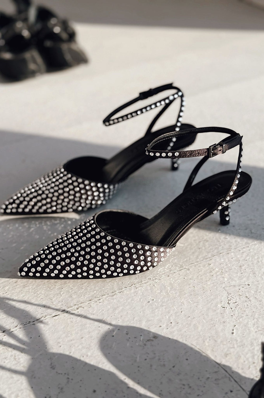 Orynea Saten Gümüş Taş Detaylı Kısa Topuklu Kadın Ayakkabı - ILOVESHOES